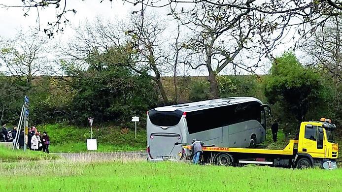 Il pullman rimasto incastrato