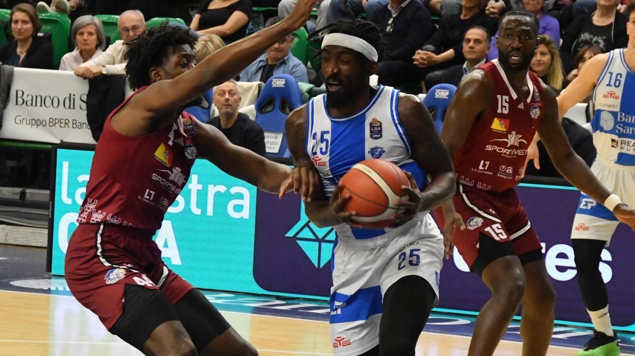 Una straordinaria Dinamo abbatte la capolista: a fine partita la festa al PalaSerradimigni – Guarda il VIDEO