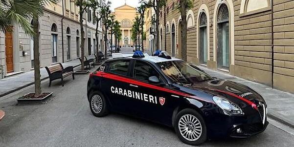 Pontedera, colpita in strada con un calcio senza un motivo: la follia vicino a una pasticceria