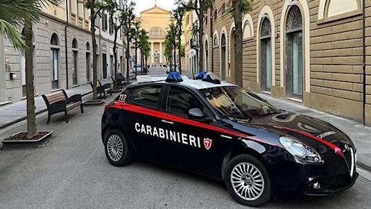 Pontedera, colpita in strada con un calcio senza un motivo: la follia vicino a una pasticceria