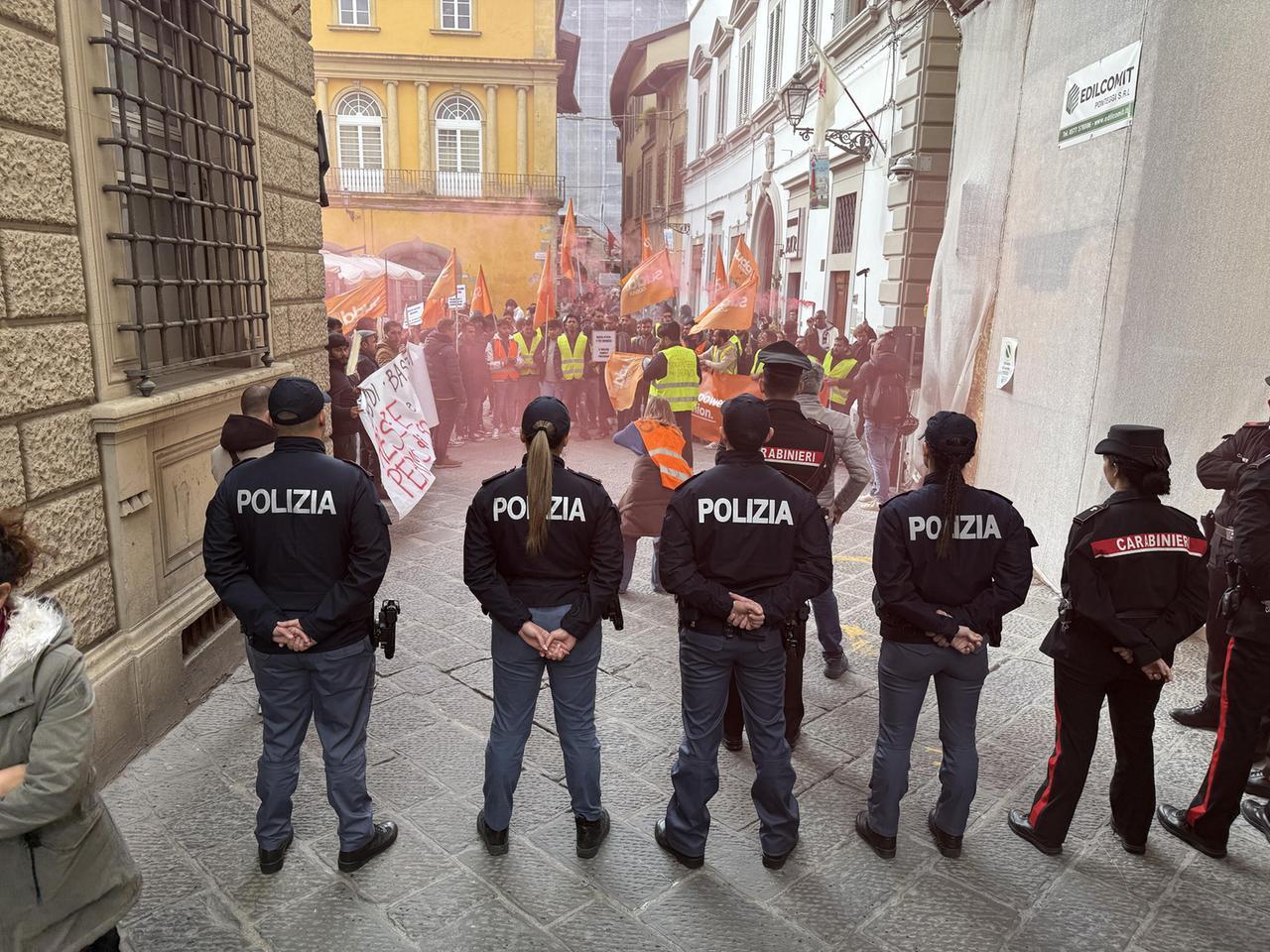 
	La protesta davanti alla Prefettura di Prato (foto Nucci)

