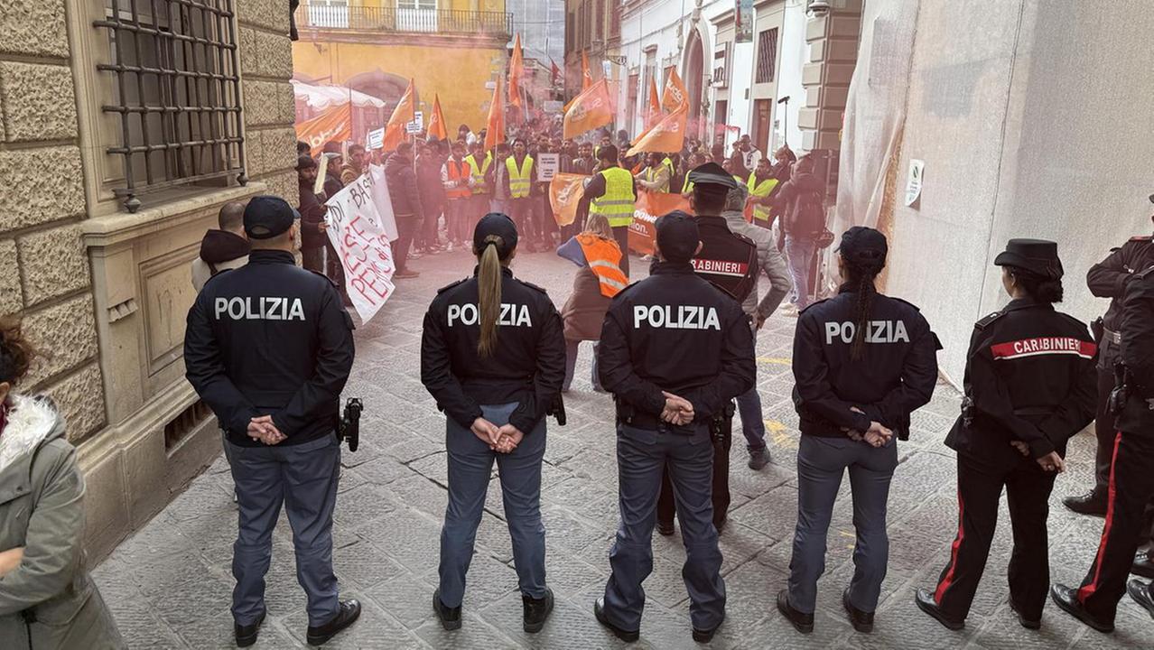 La protesta davanti alla Prefettura di Prato (foto Nucci)