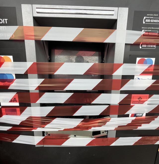 Pisa, due boati per rubare il bancomat: la cassa è ancorata e il colpo fallisce