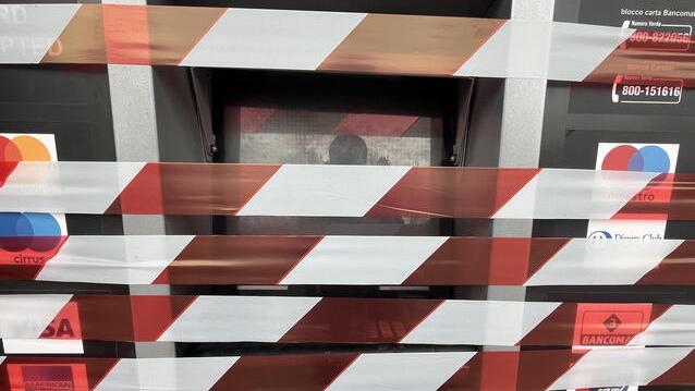 Pisa, due boati per rubare il bancomat: la cassa è ancorata e il colpo fallisce