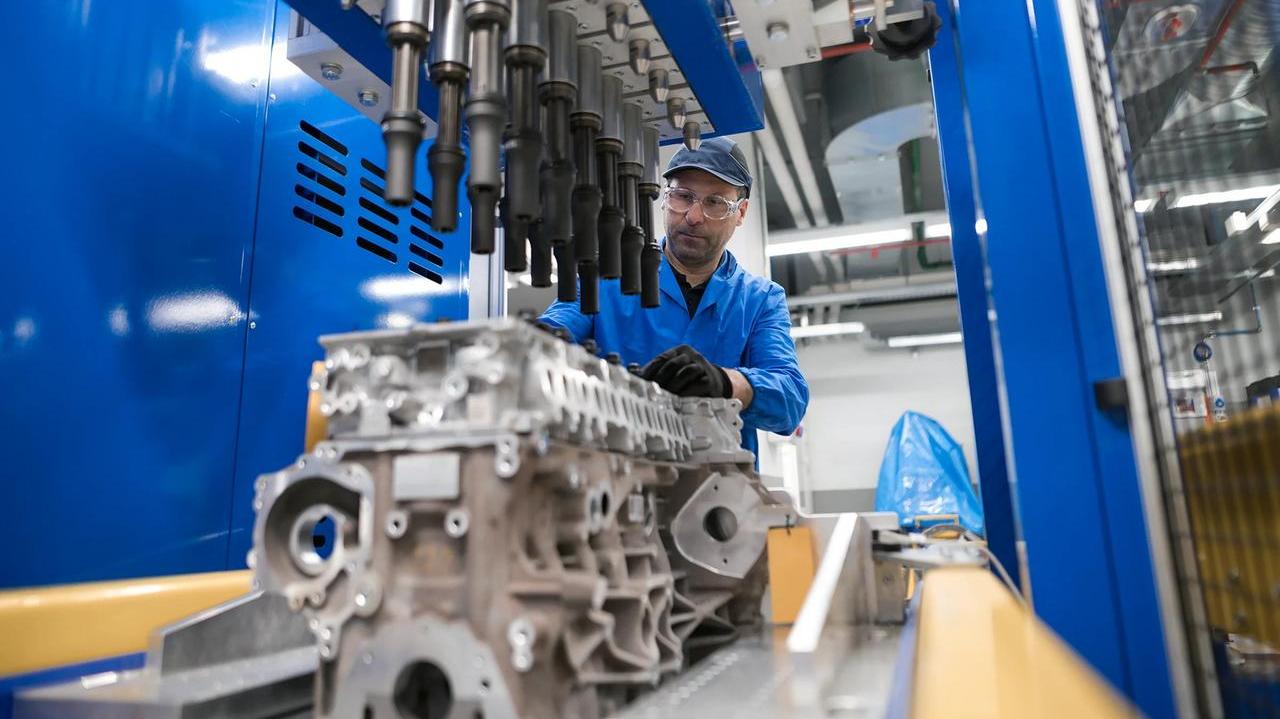 Un operaio al lavoro (Foto Imagoeconomica)