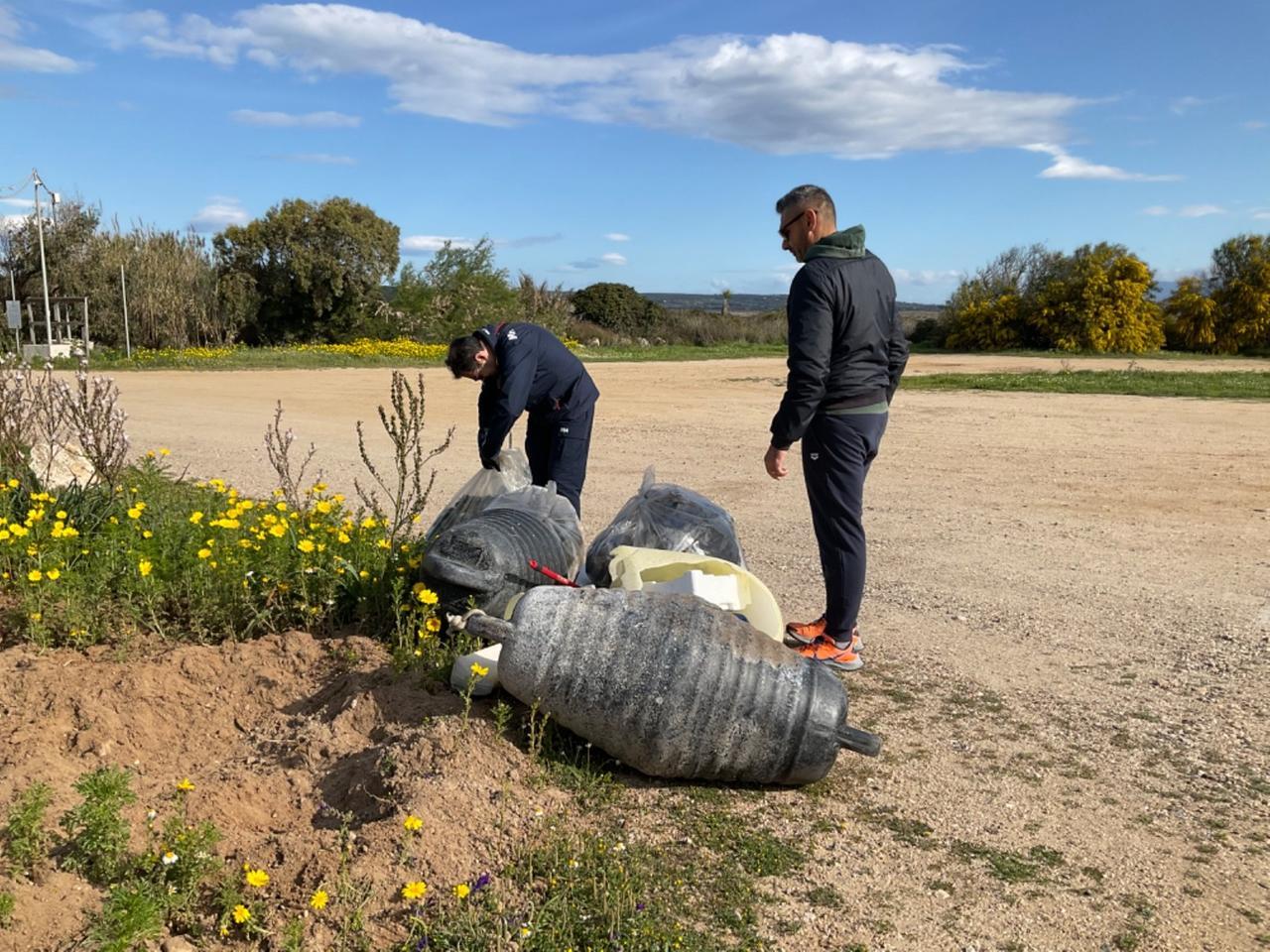 I volontari ripuliscono le spiagge, raccolti 400 chili di rifiuti in una mattina