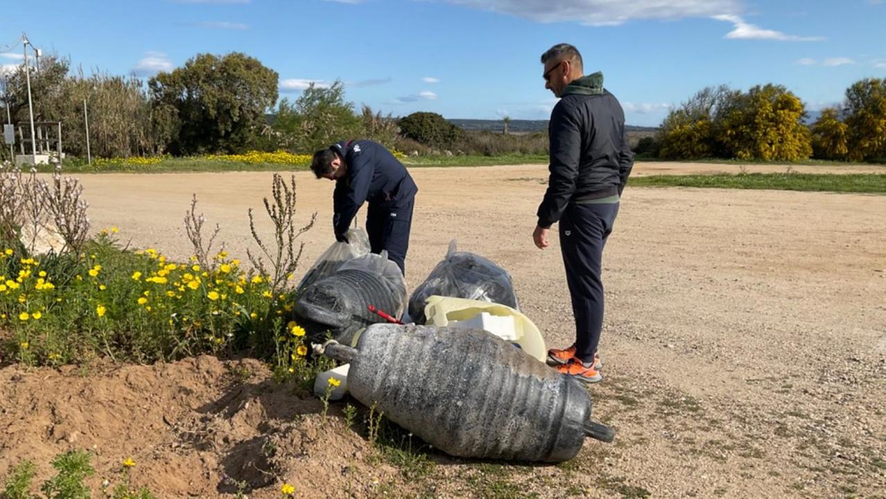 I volontari ripuliscono le spiagge, raccolti 400 chili di rifiuti in una mattina