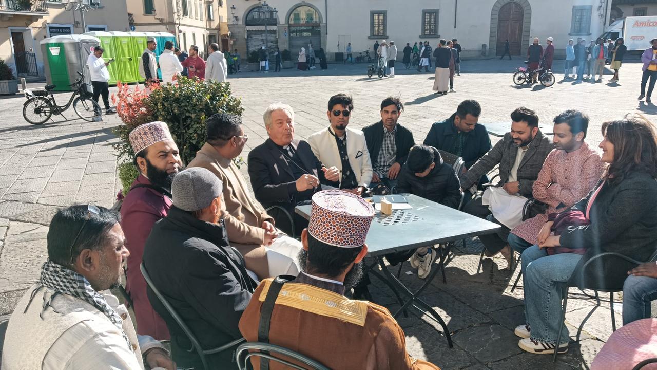 
	Il vescovo Giovanni Nerbini con gli imam della comunit&agrave; islamica bengalese in piazza Duomo

