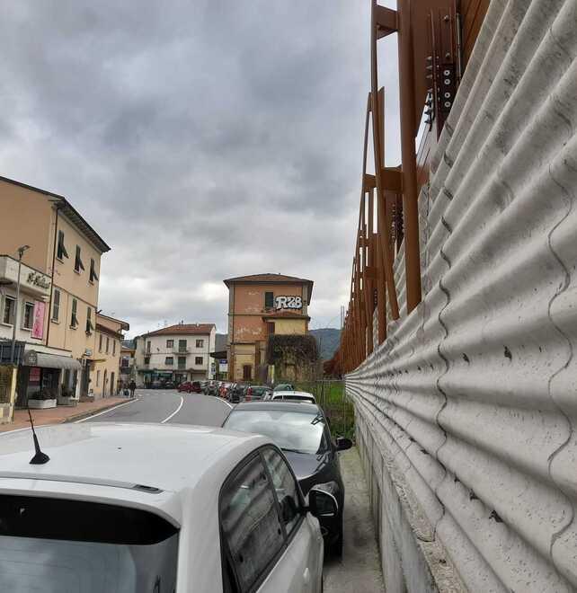 Posti auto e siepi a coprire il “muro”. Al via i lavori di Rfi a Pieve a Nievole