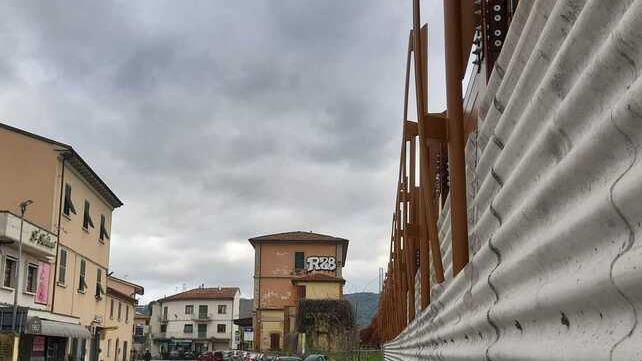 Posti auto e siepi a coprire il “muro”. Al via i lavori di Rfi a Pieve a Nievole