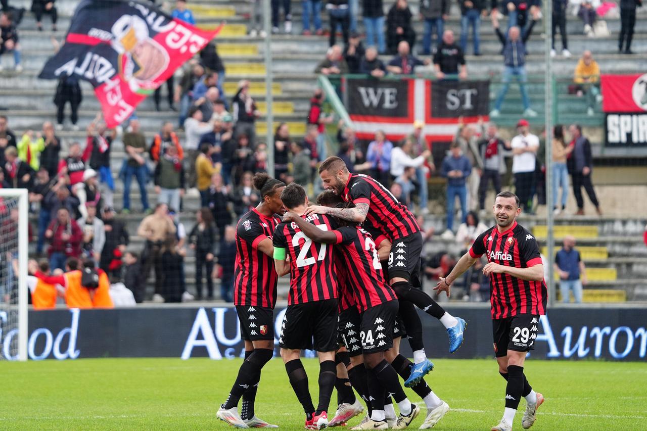 
	L'esultanza dei rossoneri (foto Paolo Nucci)

