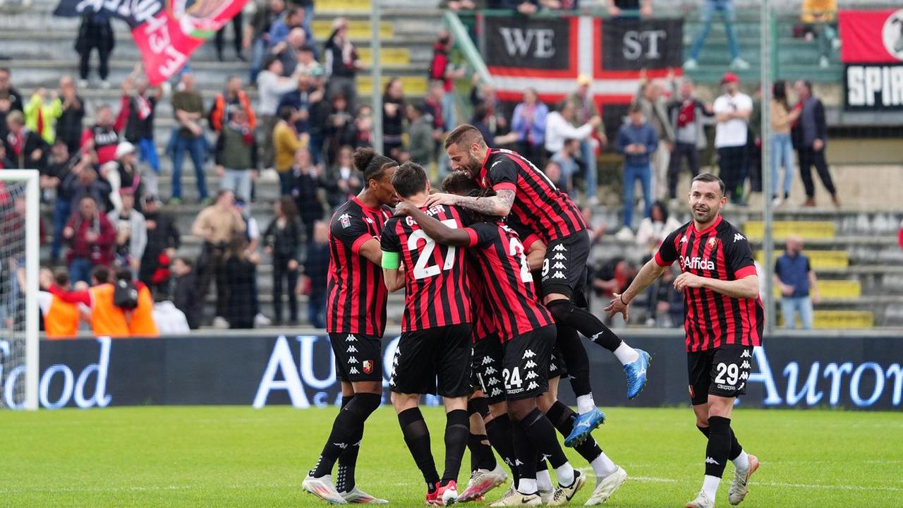 L'esultanza dei rossoneri (foto Paolo Nucci)