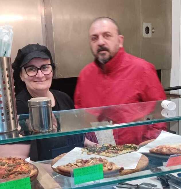 
	Il titolare della pizzeria Emilio Fava insieme a una sua dipendente

