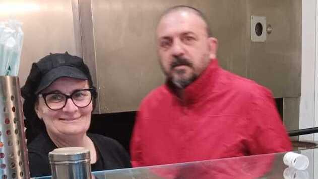 Il titolare della pizzeria Emilio Fava insieme a una sua dipendente