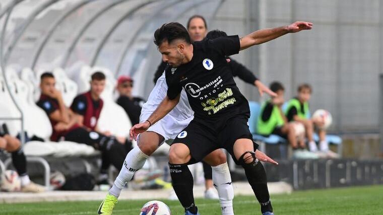 Una immagine del derby tra Cos e Olbia