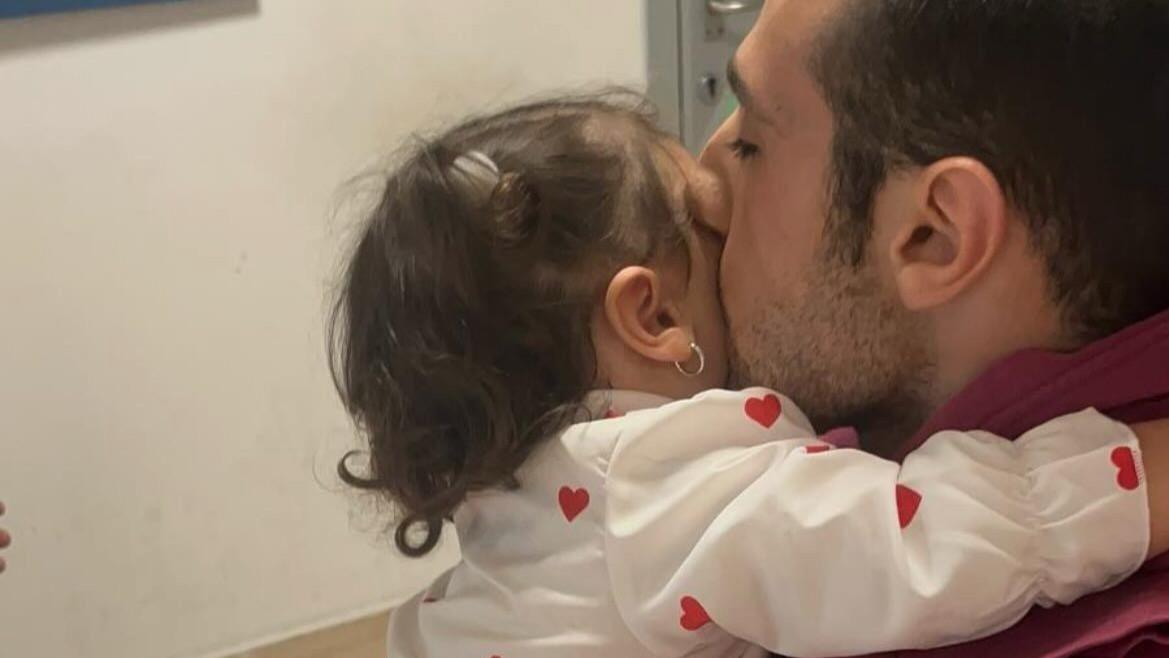 Per 20 giorni tra la vita e la morte, finalmente riabbraccia la figlioletta