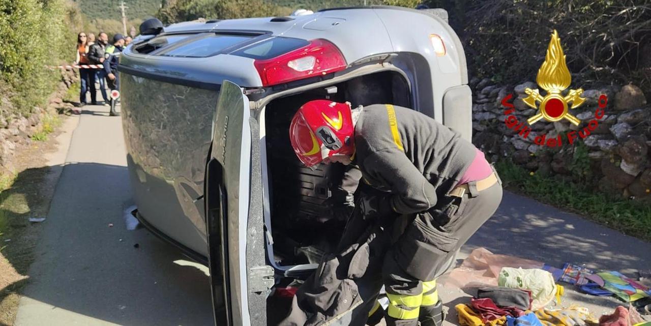 Si ribalta con l’auto e rimane incastrato