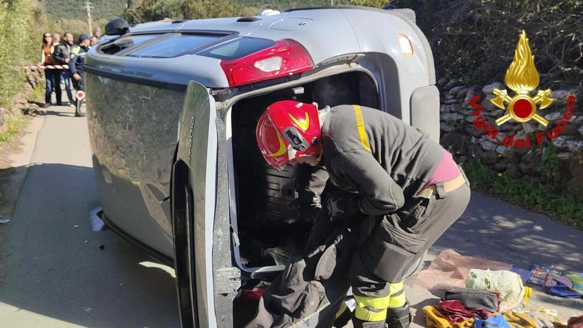Si ribalta con l’auto e rimane incastrato