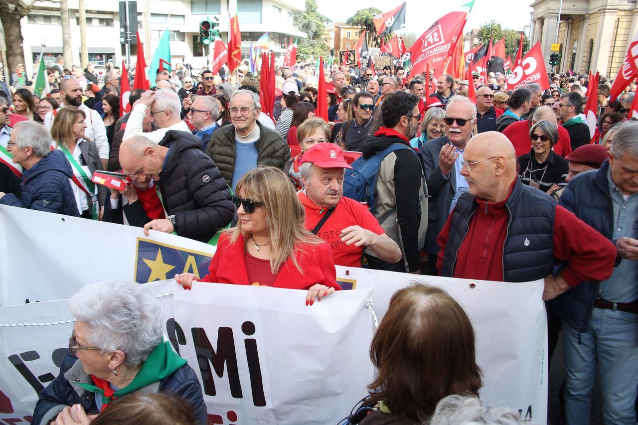In 6mila al corteo antifascista e 400 con i centri sociali. “Patrioti” in 200 al presidio in piazzale Europa