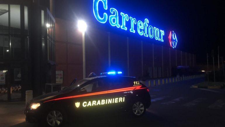 Scontri tra gruppi di minorenni: paura al centro commerciale
