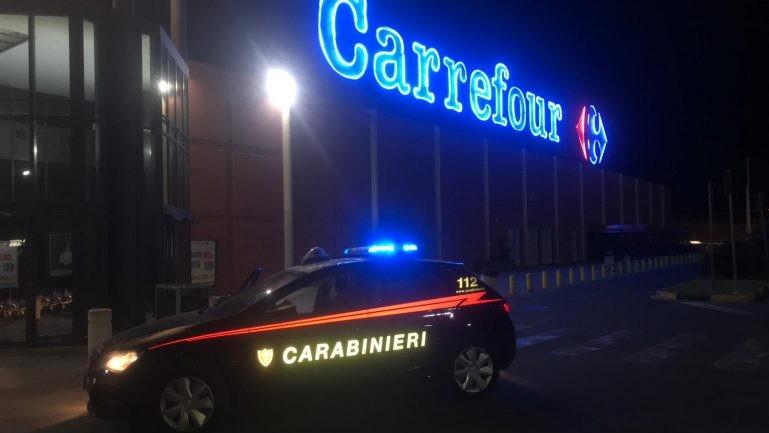 Scontri tra gruppi di minorenni: paura al centro commerciale