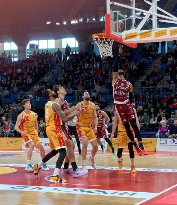 
	Adrian Banks top scorer insieme a un ritrovato Filloy con 16 punti

