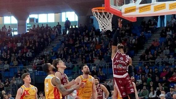 Adrian Banks top scorer insieme a un ritrovato Filloy con 16 punti