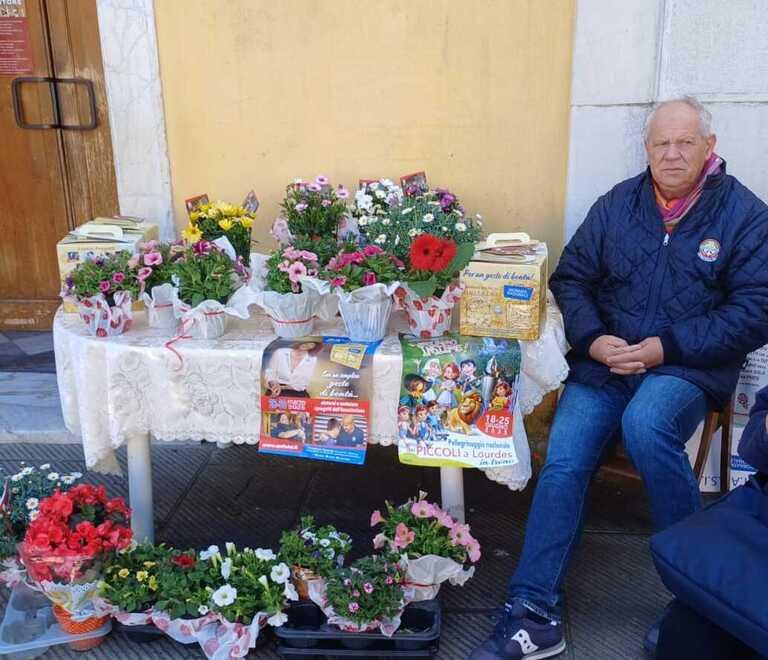 
	Il tavolino &ldquo;incriminato&rdquo; di fronte alla chiesa di Avenza in piazza Finelli&nbsp;

