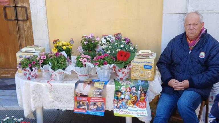 Il tavolino “incriminato” di fronte alla chiesa di Avenza in piazza Finelli 