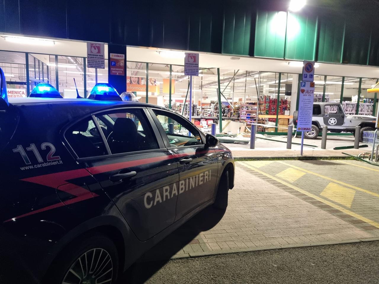 Jeep usata come ariete contro il Conad, ma i carabinieri sventano il furto