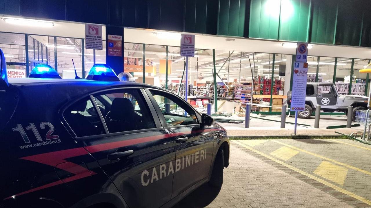 Jeep usata come ariete contro il Conad, ma i carabinieri sventano il furto