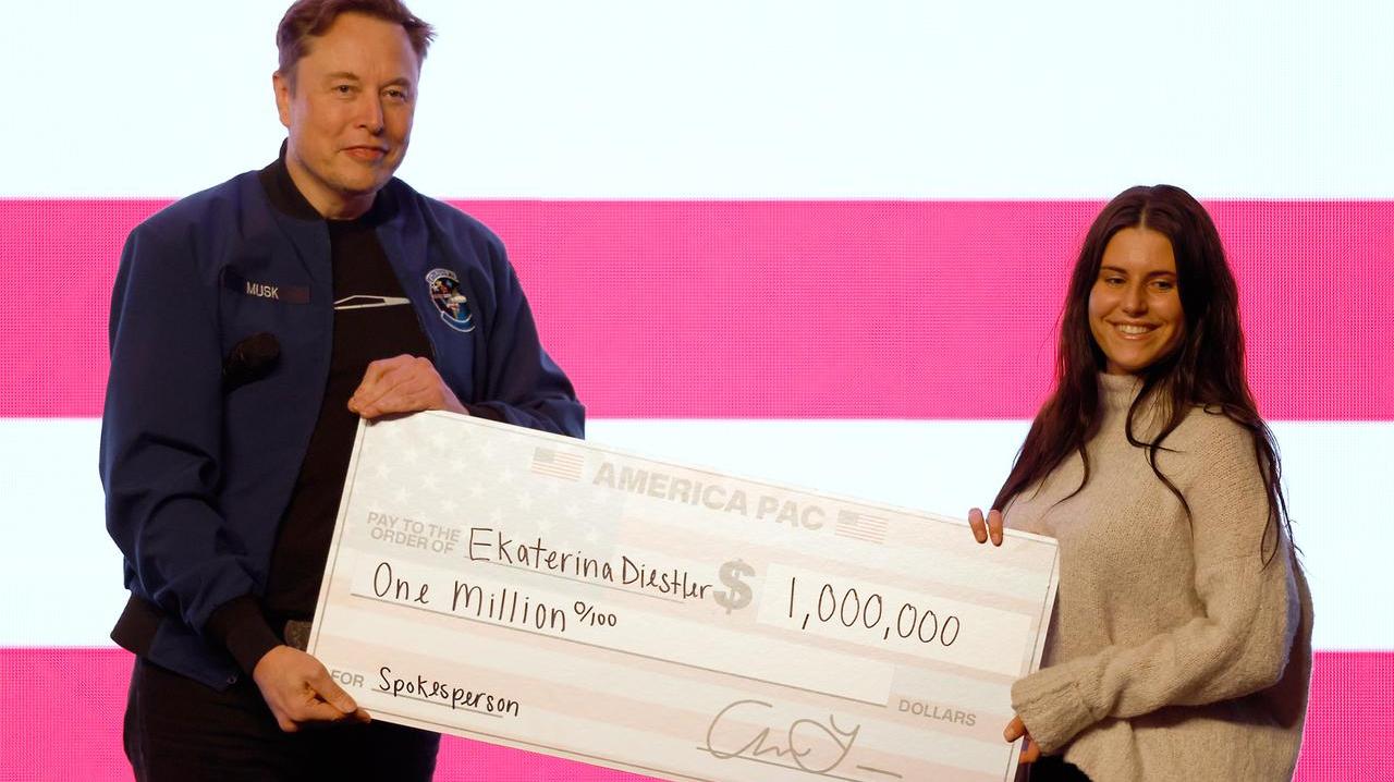 Usa, Musk consegna assegni da un milione di dollari a due elettori: il motivo – Video