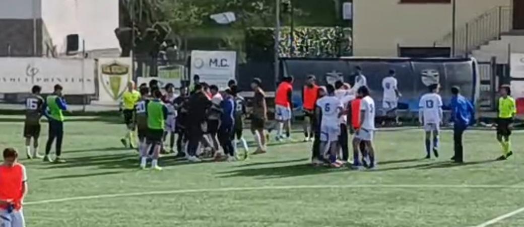 Promozione, rissa in campo dopo la vittoria della Centese – IL VIDEO