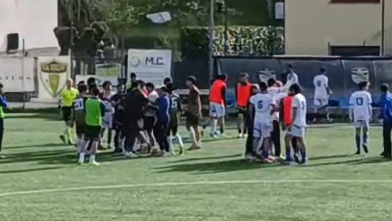 Promozione, rissa in campo dopo la vittoria della Centese – IL VIDEO