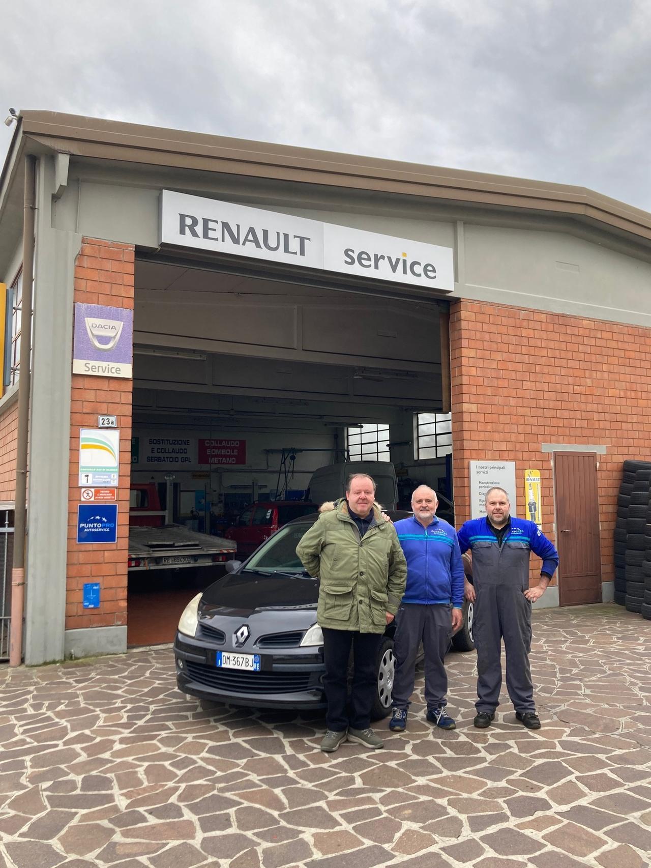 La Clio nera di Cesare Paterlini ha fatto mezzo milione di km e non vuole fermarsi