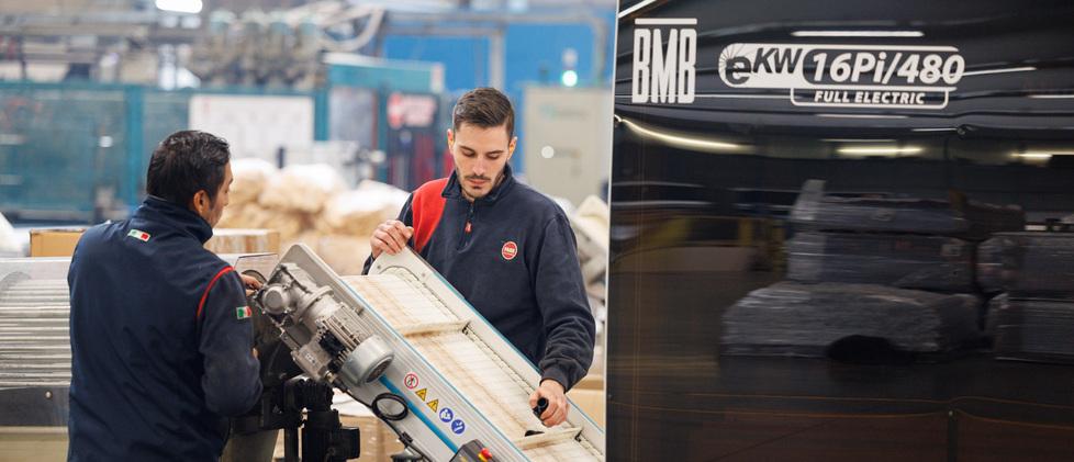 Dipendenti di Fass al lavoro nello stabilimento