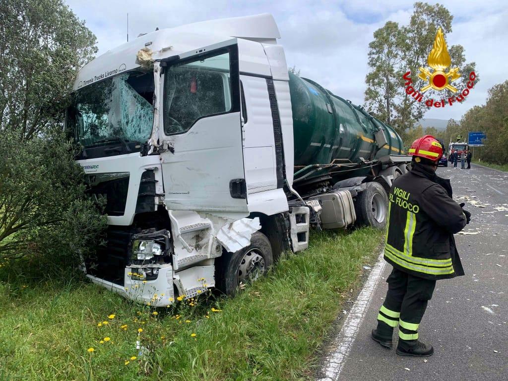Attimi di paura sulla provinciale 61, scontro tra un camion cisterna e un furgone frigo