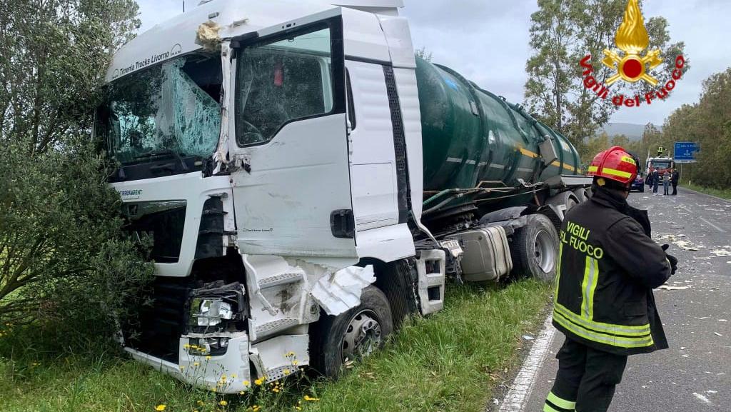 Attimi di paura sulla provinciale 61, scontro tra un camion cisterna e un furgone frigo