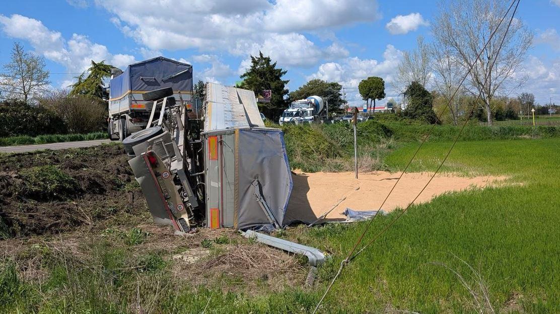 Ferrara, camion si ribalta e perde carico sull’Adriatica