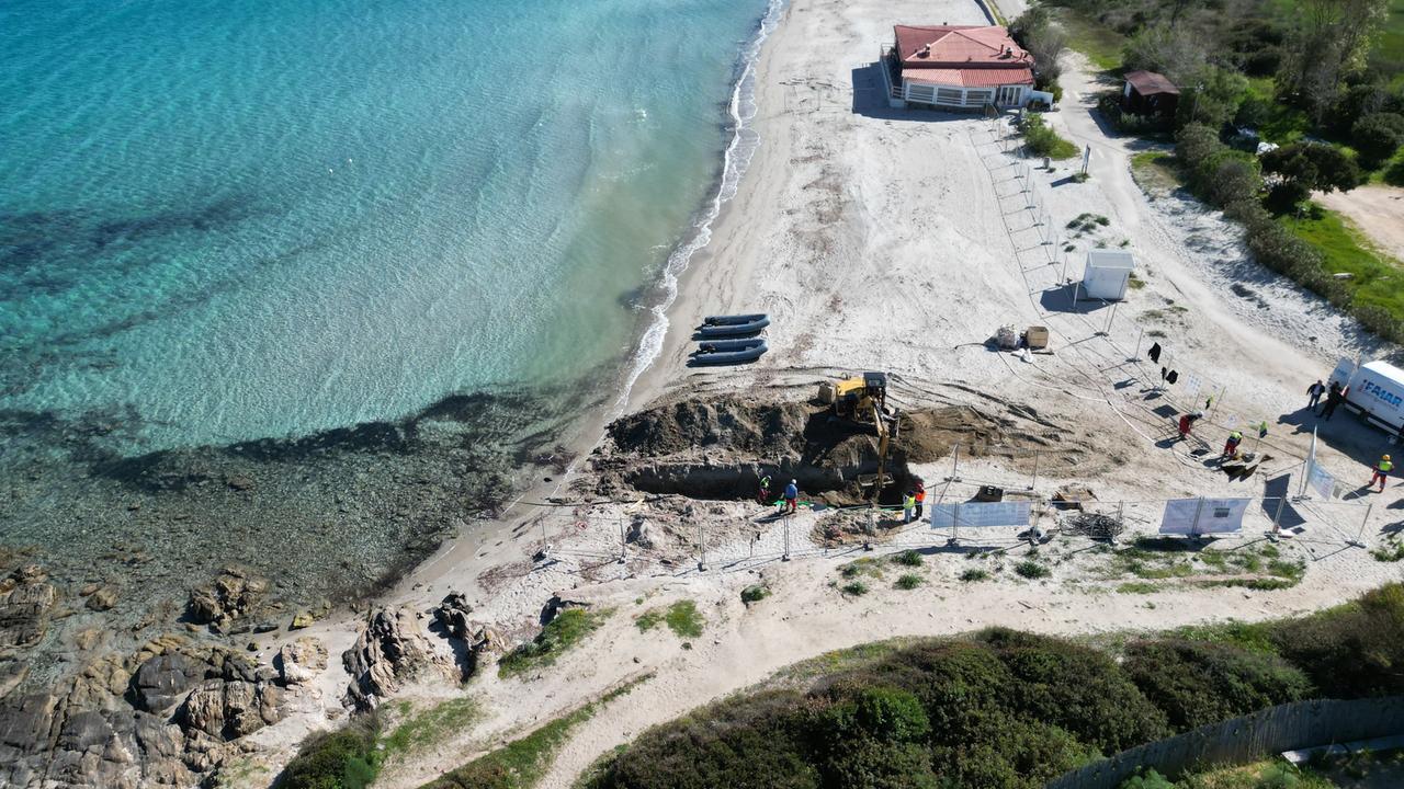 Olbia, arriva il super cavo Unitirreno: i lavori nella spiaggia di Pittulongu
