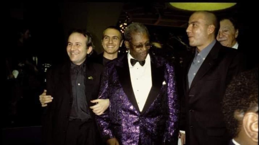 Salvatore Corazza (a sinistra) con BB King (al centro)