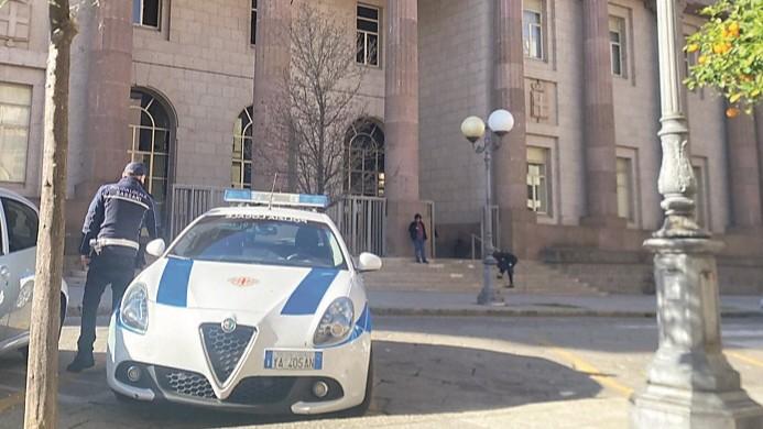 Ubriaco, litiga con la fidanzata e va a rubare superalcolici in un market