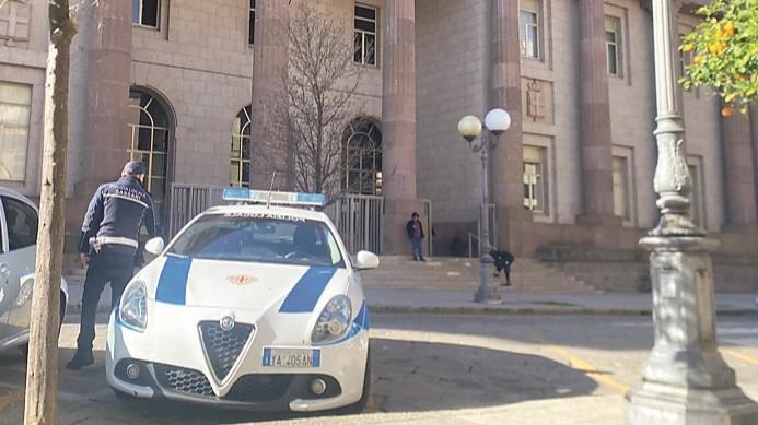 Ubriaco, litiga con la fidanzata e va a rubare superalcolici in un market