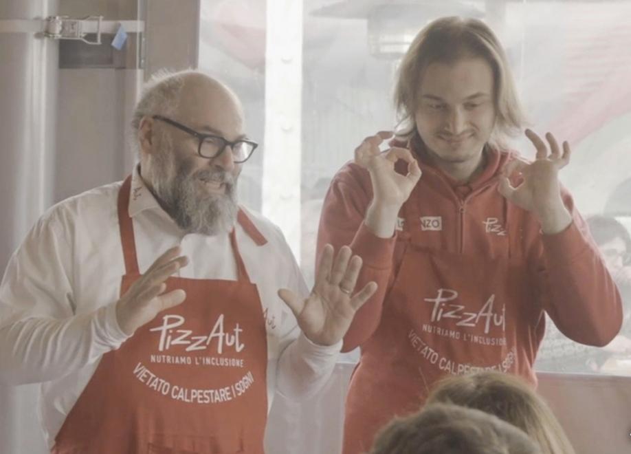 
	Nico Acampora, fondatore di PizzAut, con un&nbsp;ragazzo&nbsp;della pizzeria

