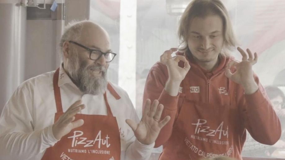 Nico Acampora, fondatore di PizzAut, con un ragazzo della pizzeria