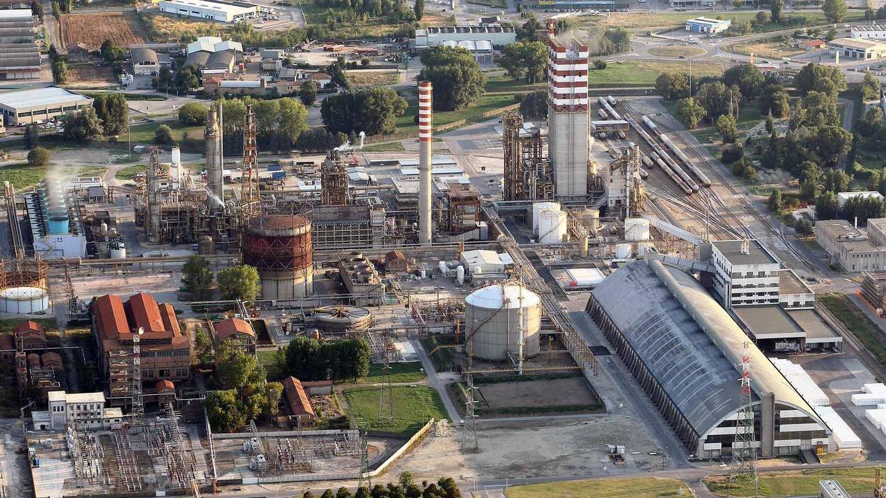 L’ad di Versalis al petrolchimico di Ferrara. Le proteste dei sindacati: «Ci ha evitato, è propaganda»