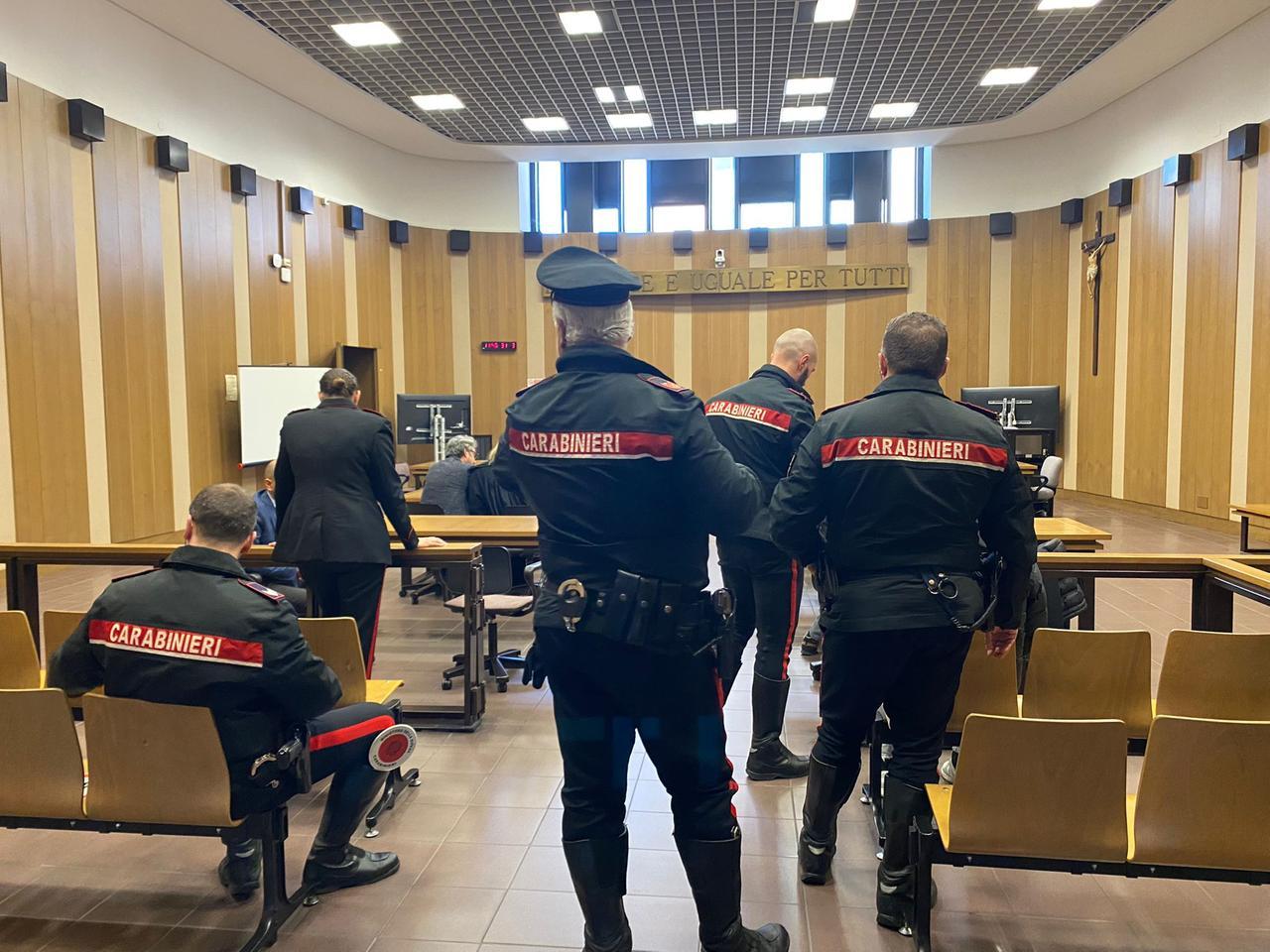 Il ladro si finge un fisioterapista, tenta il massaggio e strappa la collana a un’anziana