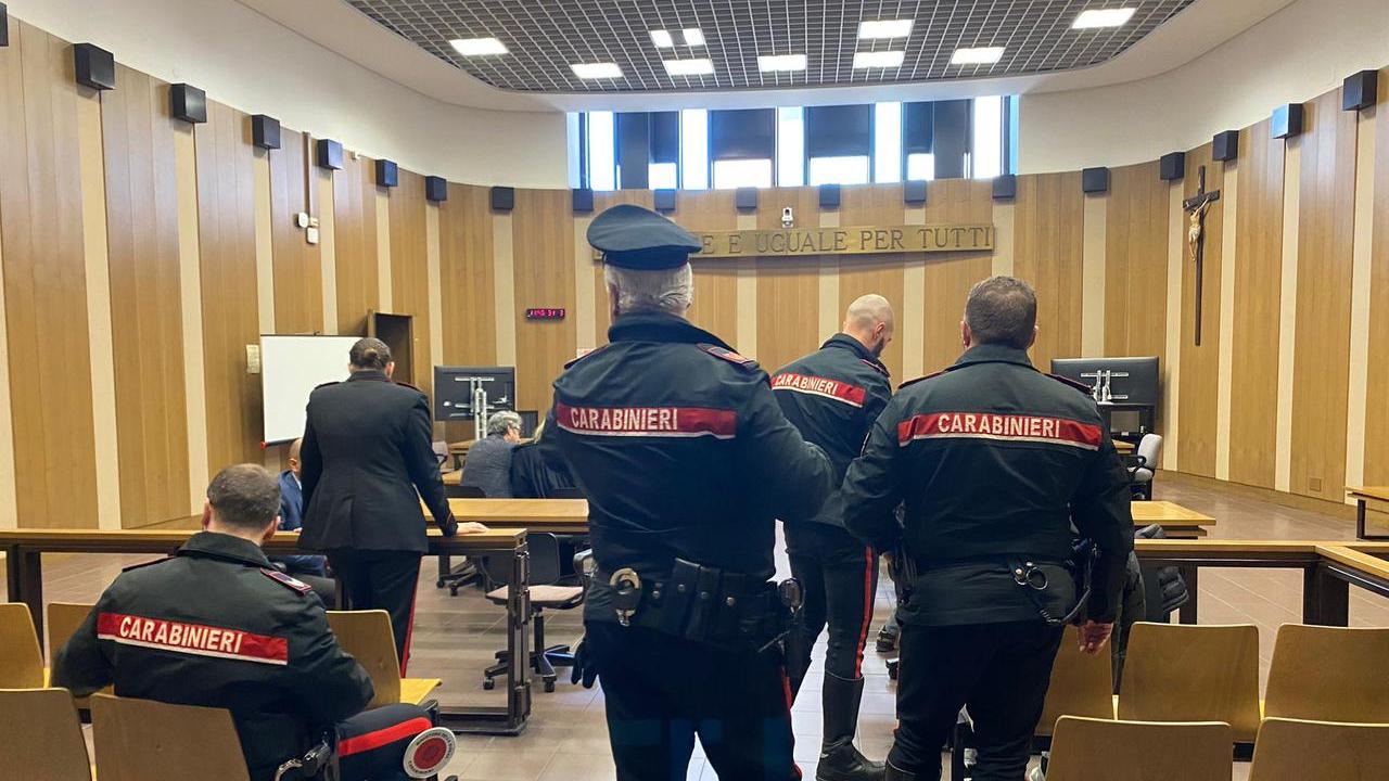 Il ladro si finge un fisioterapista, tenta il massaggio e strappa la collana a un’anziana