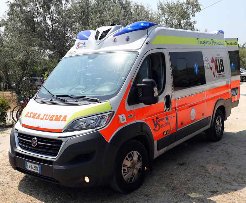 Porto Garibaldi, cade dal tetto del Bagno: ferito grave un artigiano