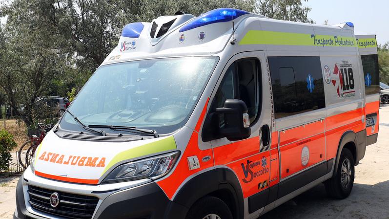 Porto Garibaldi, cade dal tetto del Bagno: ferito grave un artigiano